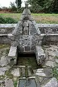 Fontaine Saint-Jean du XVIIe&nbsp;siècle décorée en 1871 par Yves Hernot.