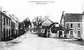 Plounévez-Quintn : la rue principale au début du XXe&nbsp;siècle (carte postale).