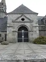 Église paroissiale Saint-Yves : porche.