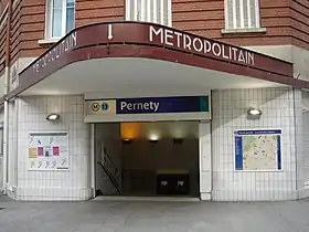 Entrée de la station (accès no 1 « rue Pernety »).