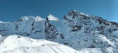 Vue des trois pointes australes depuis la droite et de la pointe Rénod à gauche (depuis la piste « Peyron »).