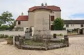Fontaine, place de la mairie.
