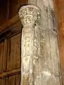 2e&nbsp;travée, trumeau du portail sculpté de personnages.