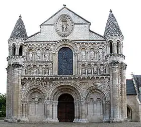 La façade écran de l'église Notre-Dame-La Grande, Poitiers, France.