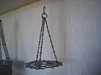 Photographie d'un polycandélon en bronze de l'époque fatimo-ziride.