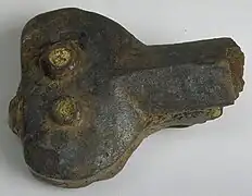 Pommeau de poignard en fer.