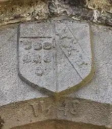 Blason originel du XVIe&nbsp;siècle sur le porche de l'église avant l'adjonction du dessin moderne d'un pommier.