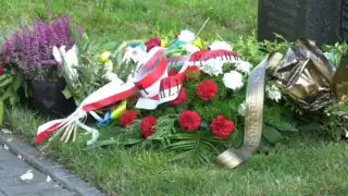 Fleurs déposées sous le monument