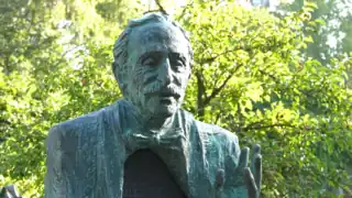 Gros plan sur le buste, de face.