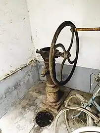 no&nbsp;22 : pompe à eau manuelle.