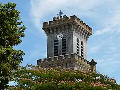 Le clocher crénelé de l'église Saint-Pierre-ès-Liens.