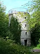L'ancien moulin à vent du Mont Calipet, dans le bois communal dominant la ville.