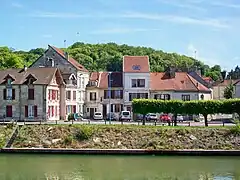 Le quai de la Pêcherie, sur la rive gauche de l'Oise, et la place Saint Pierre.