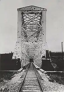 Le pont ferroviaire de cent mètres d'une seule travée au-dessus de la Rivière des Galets à la fin du XIXe&nbsp;siècle.