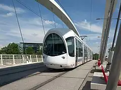 Vue de la queue d'une rame de tramway sur la partie centrale du pont.