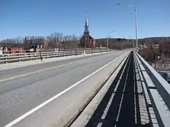 La route 243 partage son itinéraire avec les routes 116 et 143 sur le pont Frederick-Coburn à Richmond.