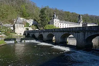 Le pont coudé de Brantôme sur la Dronne.