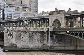 La France renaissante devant le pont de Bir-Hakeim et son viaduc de la ligne 6 du métro.