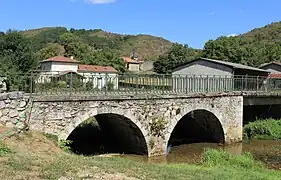 Premier pont sur la rivière Arize en entrant dans le village.