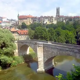 Le pont de Saint-Jean avec le quartier du Bourg et la cathédrale Saint-Nicolas au 2e&nbsp;plan.