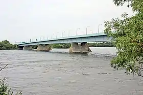 Vue sur le pont de la Concorde depuis l'île Sainte-Hélène