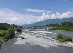 Le pont-rail de la ligne traversant l'Isère, près de Chamousset.