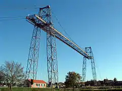 Vue d'ensemble du pont-transbordeur. En bas le local machinerie