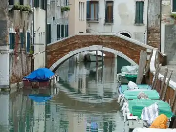 ponte Corrente reliant la calle éponyme et Fondamenta Sant'Andrea