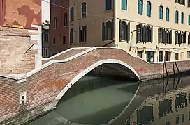 Ponte dei Preti : Le preti (Les prêtres) renvoie à un presbytère. Le pont relie la fondamenta éponyme à la  fondamenta del Dose'