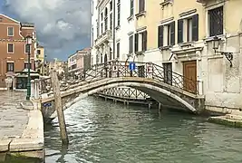pont privé du palais Loredan Cini qui le reli au Campo San Vio