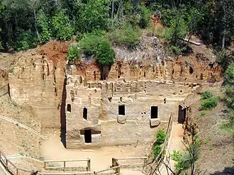 La necropoli delle Grotte, au sein du site de Piombino, édification étrusque taillée à même le grès calcarénitique et pourvue de deux hypogea, attribuée au IVe siècle av. J.-C. - IIe siècle av. J.-C..