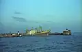 Un cargo caboteur sortant du port (1969).