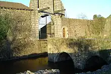Pont-Levis et entrée du château de La Sévrie.