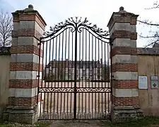 Portail et grille d'entrée.