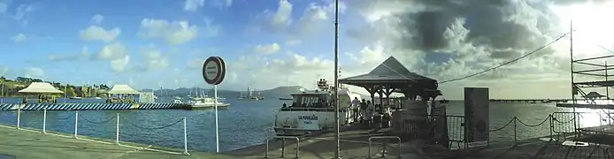 Vue de la gare multimodale de Fort-de-France à la Pointe-Simon, bateau Vedettes Madinina pour les Trois-Îlets.