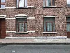 Porte d'entrée à gauche.