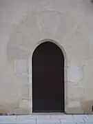 Photographie en couleur d'une porte ancienne.