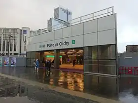 Accès commun aux lignes 13 et 14. À l'arrière-plan, le Tribunal de Paris.