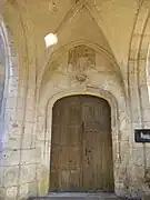 Porte médiévale à motifs de panneaux de serviette.