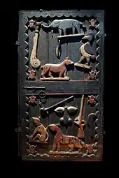 Une des portes du palais royal d'Abomey.