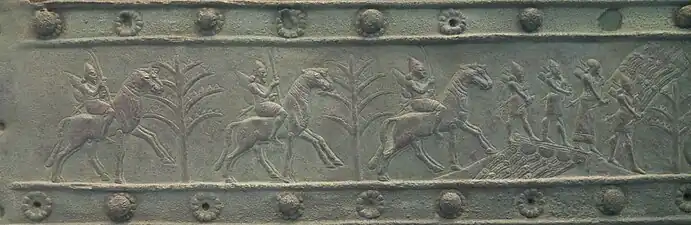 Cavaliers et fantassins, avec franchissement d'une rivière par un pont de bateaux, campagne en Babylonie.