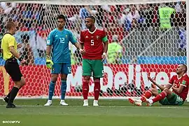 Munir séparant Mehdi Benatia (no&nbsp;5) de l'arbitre Mark Geiger lors du match contre le Portugal.