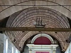 Poutre de gloire, ex-voto et lambris du chœur