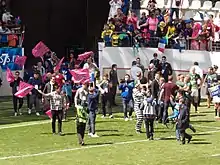 L’équipe du Stade français présentant le trophée du Challenge européen au stade Jean-Bouin