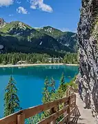Le lac et l'hôtel vus du chemin qui longe le pourtour du lac.