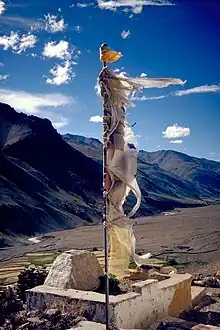 Le drapeau de prière au-dessus du monastère (Gompa) de Tanze, dans la vallée de Kurgiakh. Le vent est censé propager les prières imprimées sur le tissu.