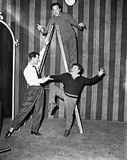 Le cabaret ABC à La Haye en 1955 : Wim Kan, Corry Vonk et Albert Mol. Harry Pot/Anefo