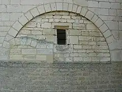 Détail du mur de l'église : voûte romane.