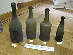 Anciennes bouteilles et clavelins du XIXe&nbsp;siècle
