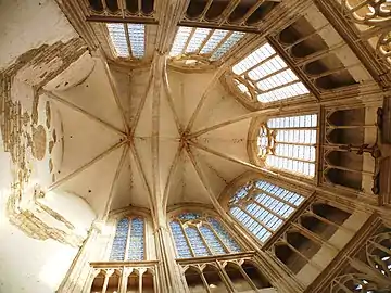 Voûte et hautes fenêtres du chœur.